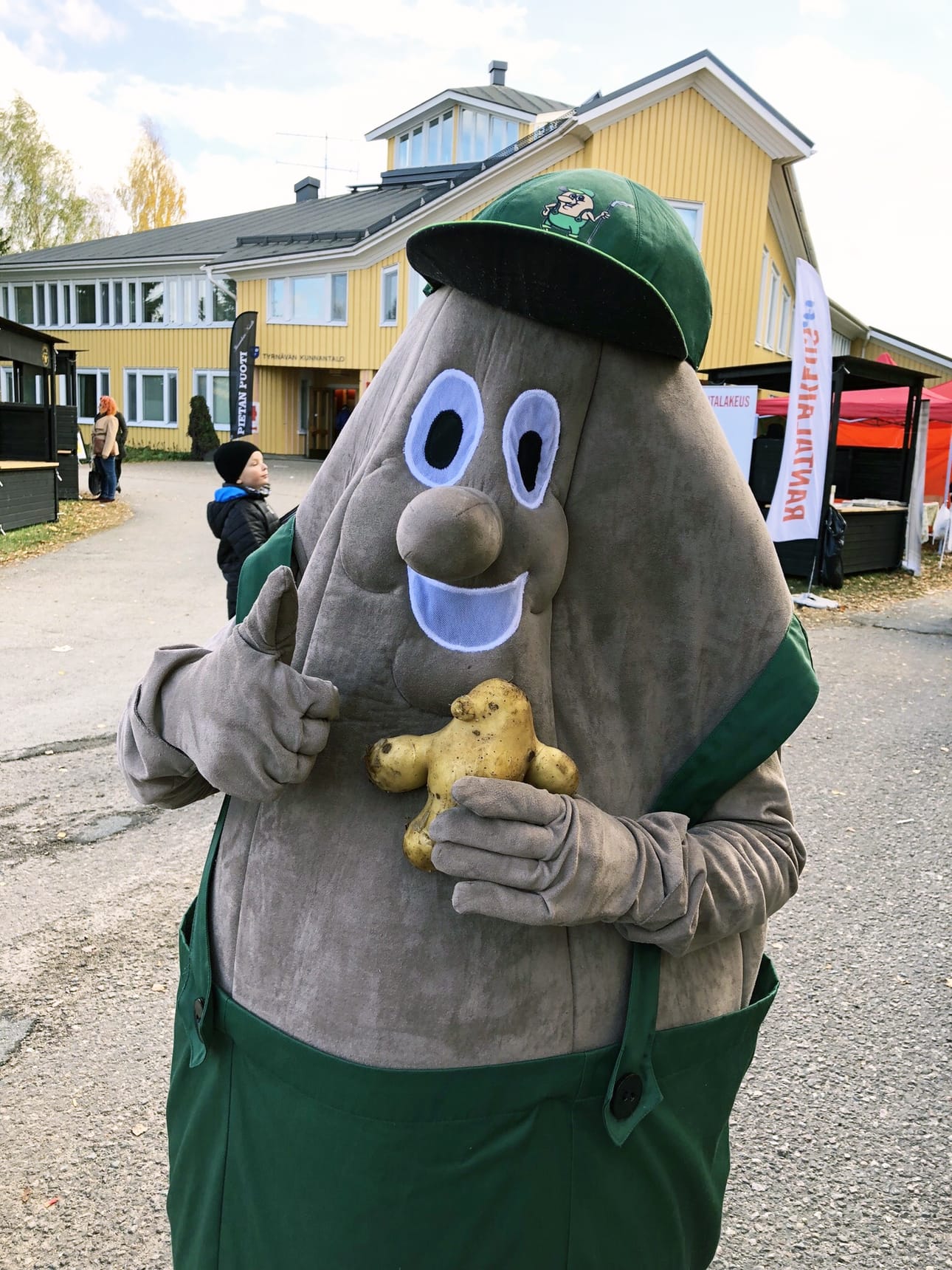 Pottu-Pena ja perunakilpailun erikoisin pottu. Sen kasvatti M.O. Väänänen oululaisella palstallaan.