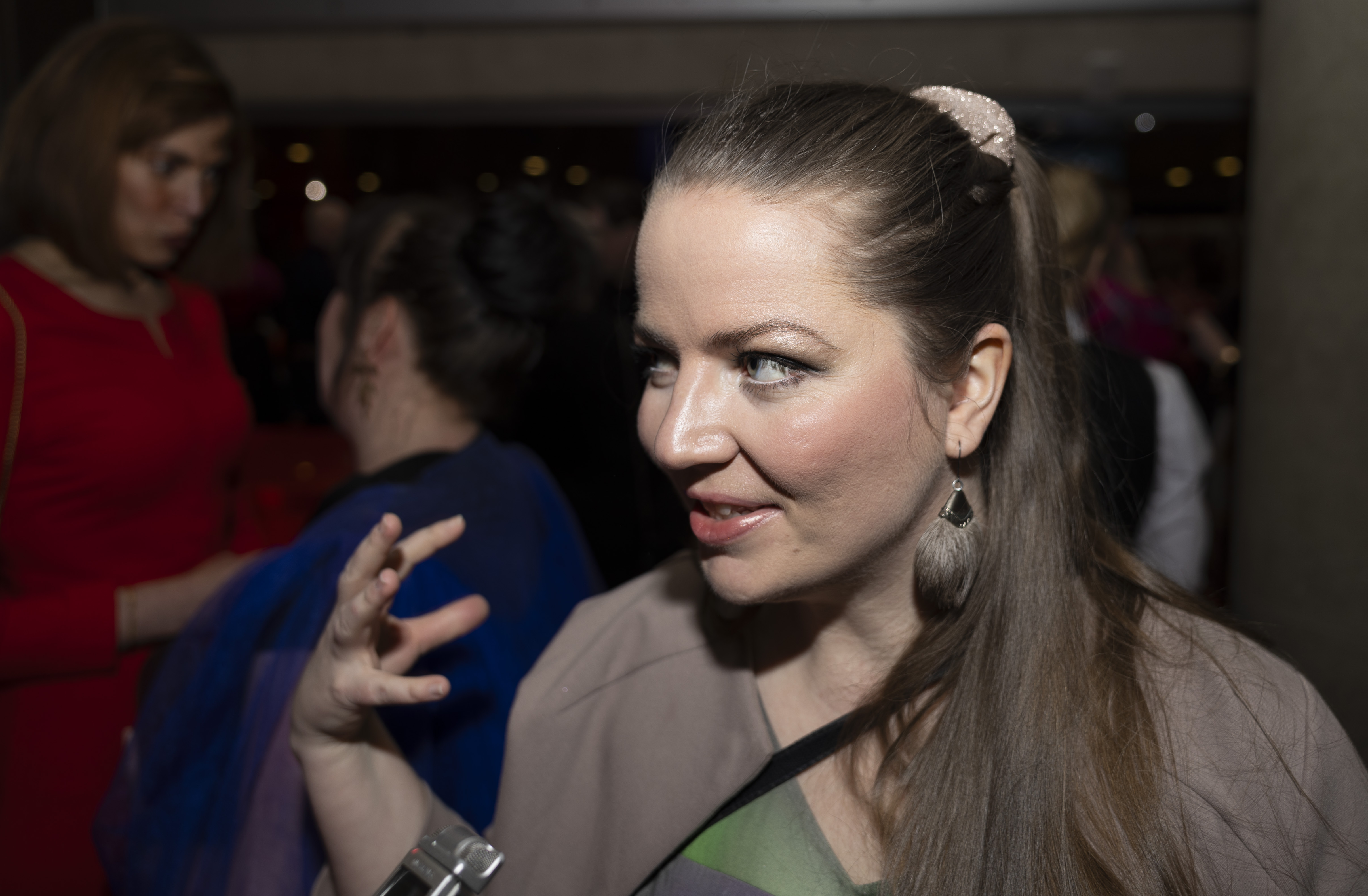Ovllán säveltäjä helsinkiläinen Cecilia Damström nauttii tunnelmasta ennen esitystä. Damström kertoo tutustuvansa kulttuuripääkaupunkivuoden tarjontaan, kunhan ensi-ilta ja työkiireet hellittävät.
