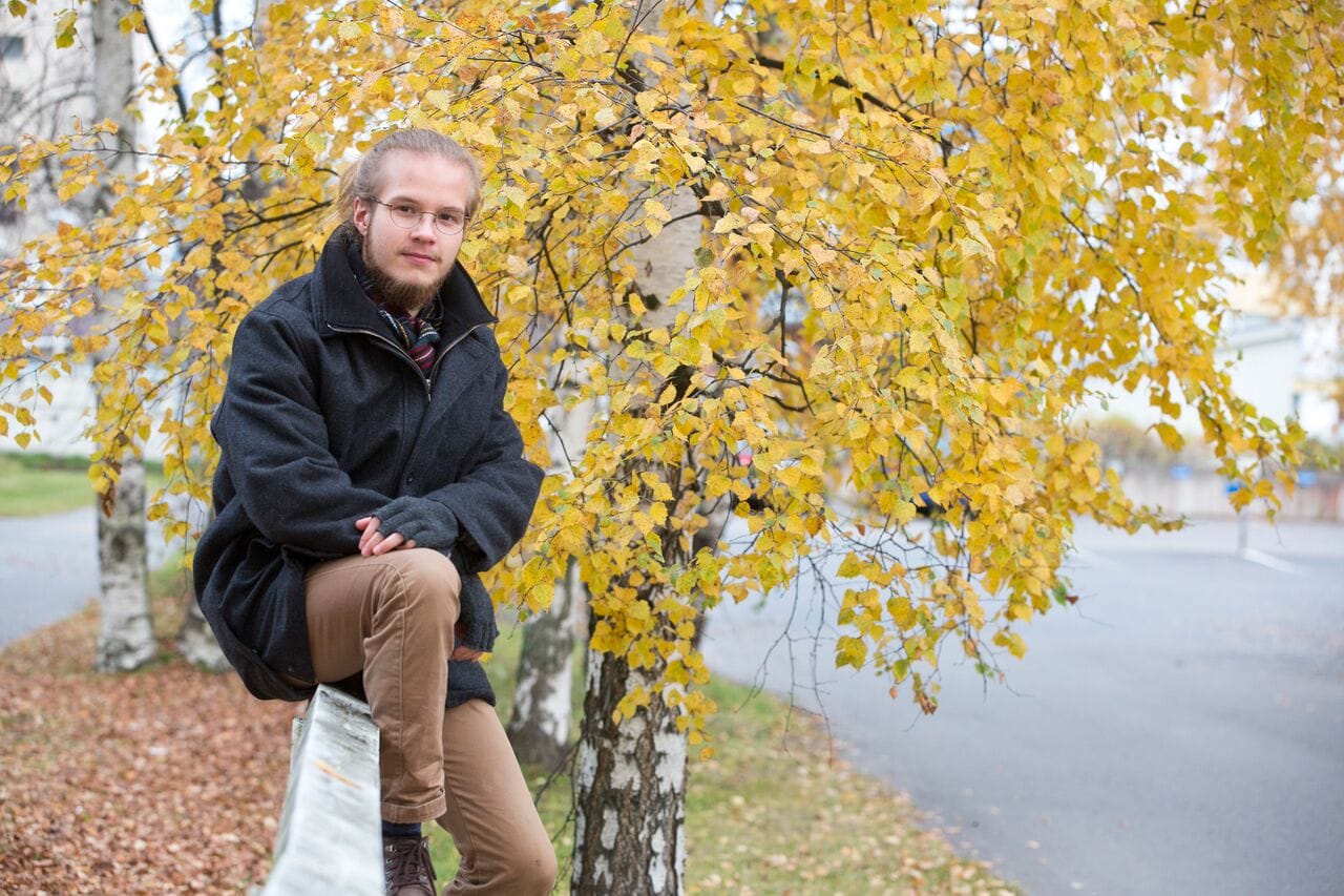 Totaalikieltäytyjä Sampo Heikkinen,19, käy Oulussa lukiota elektroninen valvontapanta jalassaan.