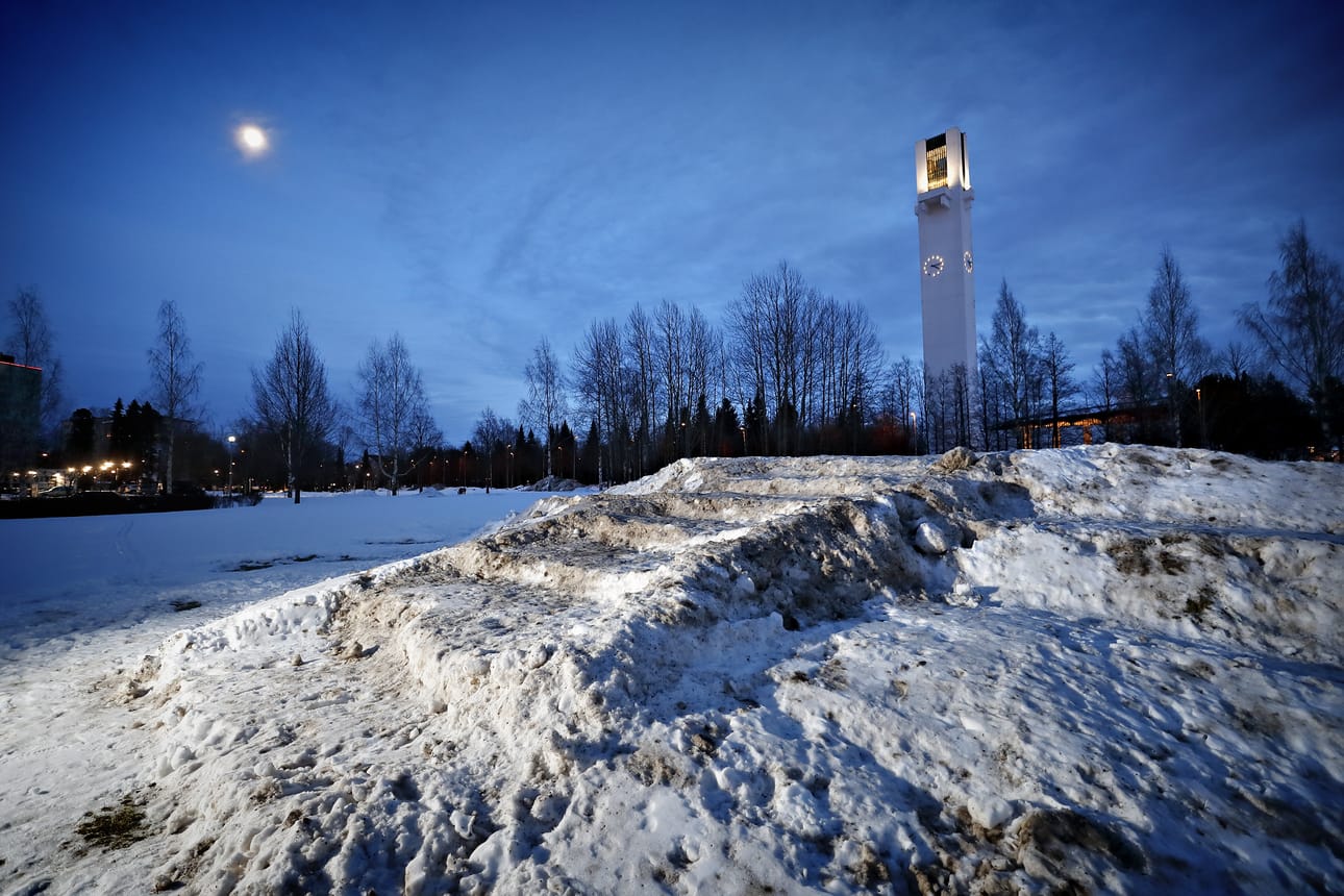 Lakeudenpuiston aurauslumesta tehdyn mäen laskusuunnat ovat Koulukadun ja Ruukintien suuntaan.