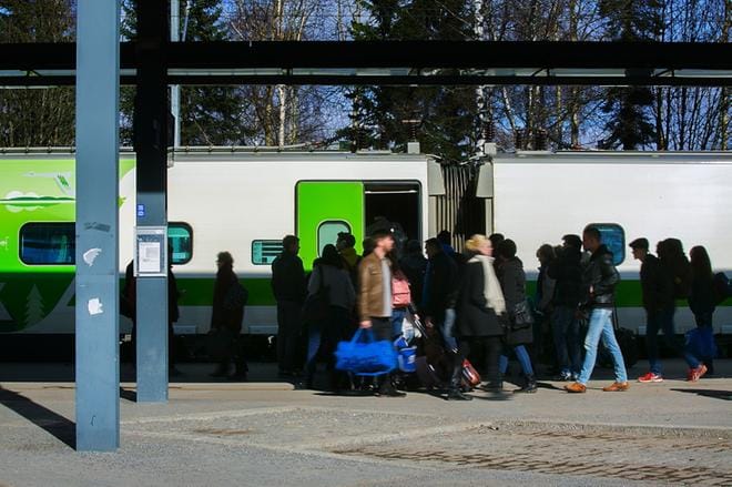 Tänä viikonloppuna kaukojunissa Helsingistä pohjoiseen ja toisinpäin voi olla entistäkin ahtaampaa. Kuva: Minna Hirvelä