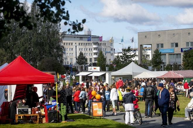 Ruokakarkeloilla kävi päivän aikana tuhansia vierailijoita. KUVA: JAAKKO ELENIUS