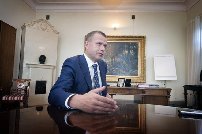 Valtiovarainministeri Petteri Orpo sanoo, että budjettineuvotteluissa pohditaan tukia maanviljelijöille kuivan kesän aiheuttamien satomenetysten vuoksi. KUVA: KIMMO PENTTINEN