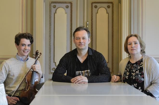 Viulisti Albert Sahlström, konsertin ideoija ja johtaja Maano Männi ja sekä pianisti Kai Rattassepp esittävät Vaasan kaupunginorkesterin kanssa yleisön toivomaa musiikkia torstaina. KUVA: SAMPPA TOIVONEN