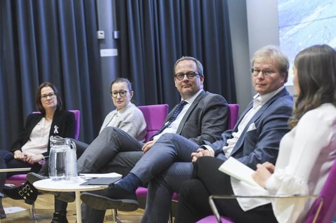 Pohjalaisilla aamukahveilla ajatuksiaan kaupunkien kehityksestä ja työvoiman liikkuvuudesta jakoivat Minna Arve, Pia Pakarinen, Tomas Häyry, Atte Palomäki ja Eerika Niklander. Kuva: Kimmo Brandt/Com.pic