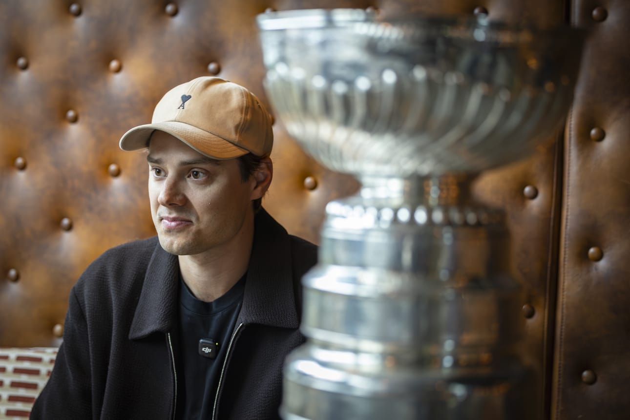 Sebastian Aho juhlii Stanley Cup -mestaruutta Oulussa.