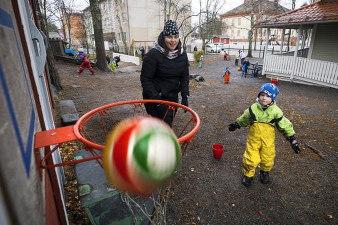 Alpi Imppola näyttää Hanna Mäenpäälle, miten palloa heitetään koriin Pursimiehenkadun päiväkodissa Vaasassa. KUVA: JARNO PELLINEN