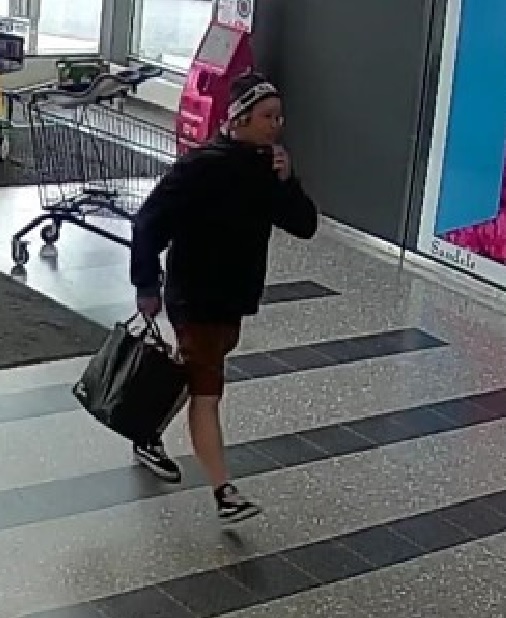 Valvontakamerakuva, jossa Mutasella on yllä vaateet, jotka hänellä oli katoamisen aikaan. Poliisin julkaisema valvontakamerakuva. 