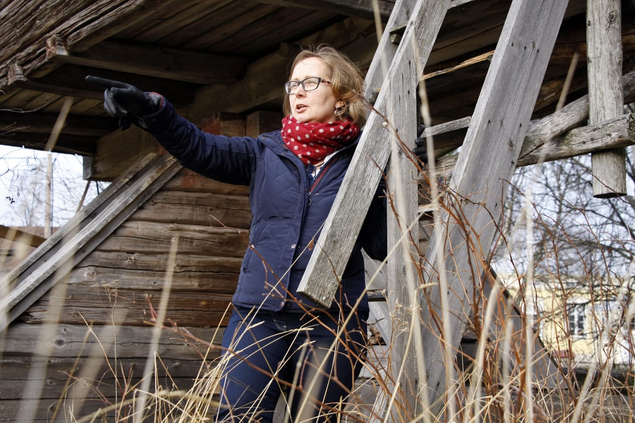 Abrahamin pidot -oopperan tuottaja Mirja Rintala viittelöi, mihin rakennetaan oopperan katsomo ensi kesänä.