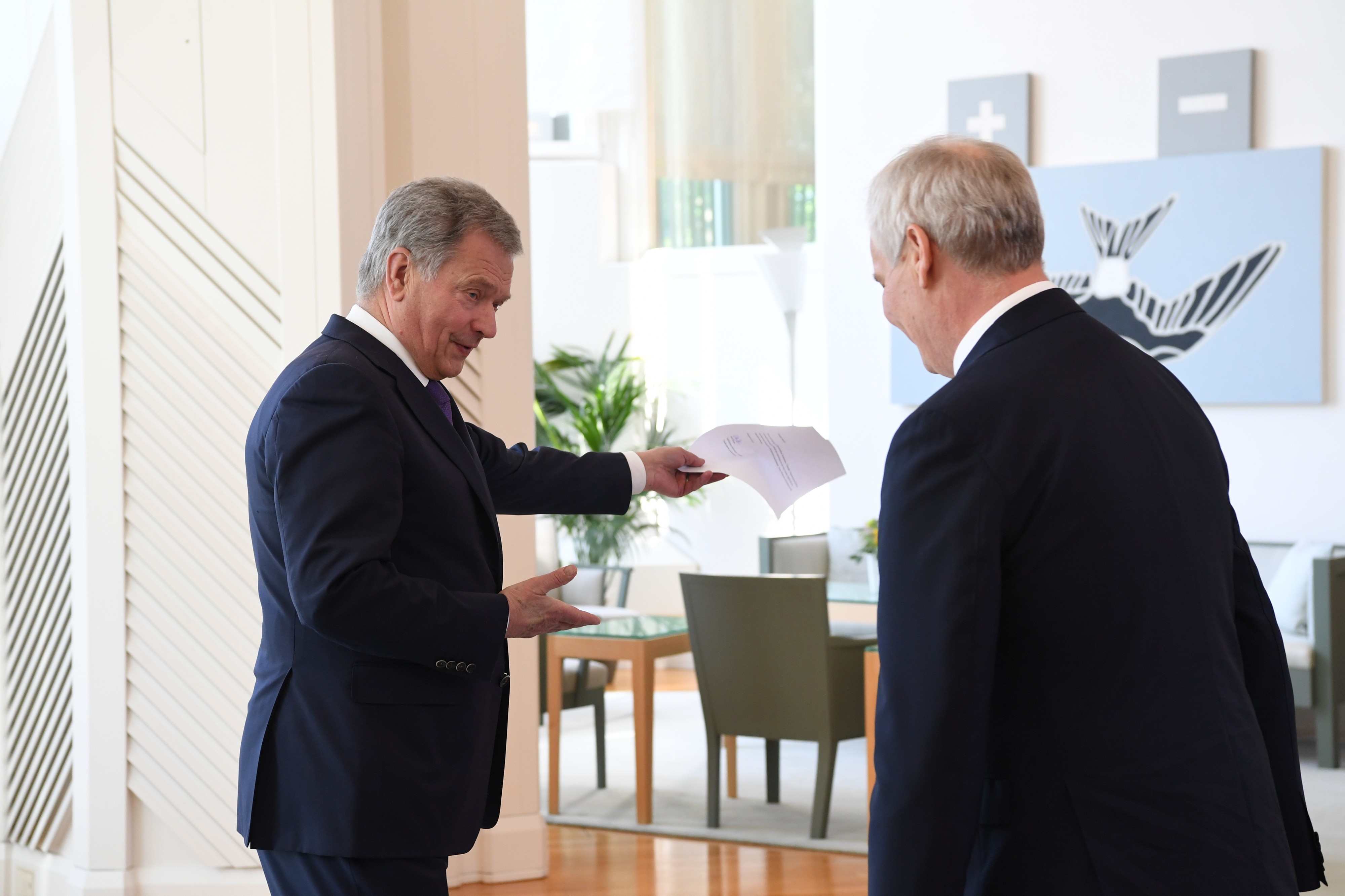 Presidentti ja puhemies siirtyivät nopeasti keskustelemaan suljettujen ovien taakse.