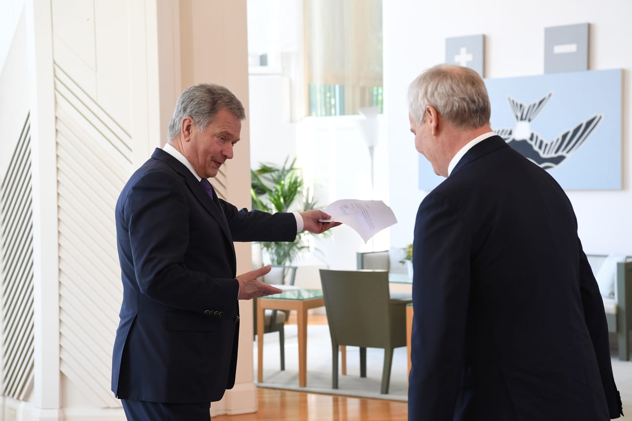 Presidentti ja puhemies siirtyivät nopeasti keskustelemaan suljettujen ovien taakse.