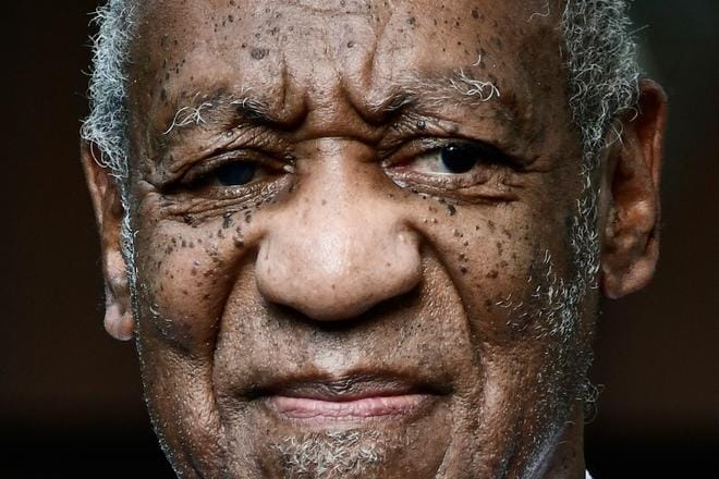 Bill Cosby menetti maineensa, kun kymmenet naiset syyttivät julkisuudessa häntä huumaamisesta ja pakottamisesta seksiin. Syytöksiä kasautui tähden pitkän uran alkuvuosista lähtien. Vain yksi tapauksista päätyi oikeuteen, ja tuomio siitä kumottiin yllättäen keskikesällä oikeusprosessissa tapahtuneen virheen takia.