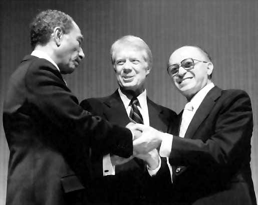 Rauhantekijä. Jimmy Carter muistetaan muun muassa Egyptin ja Israelin rauhansopimuksen räätälinä. Egyptin entinen presidentti Anwar Sadat ja Israelin entinen pääministeri Menachem Begin Carterin seurassa Camp Davidissa vuonna 1979.