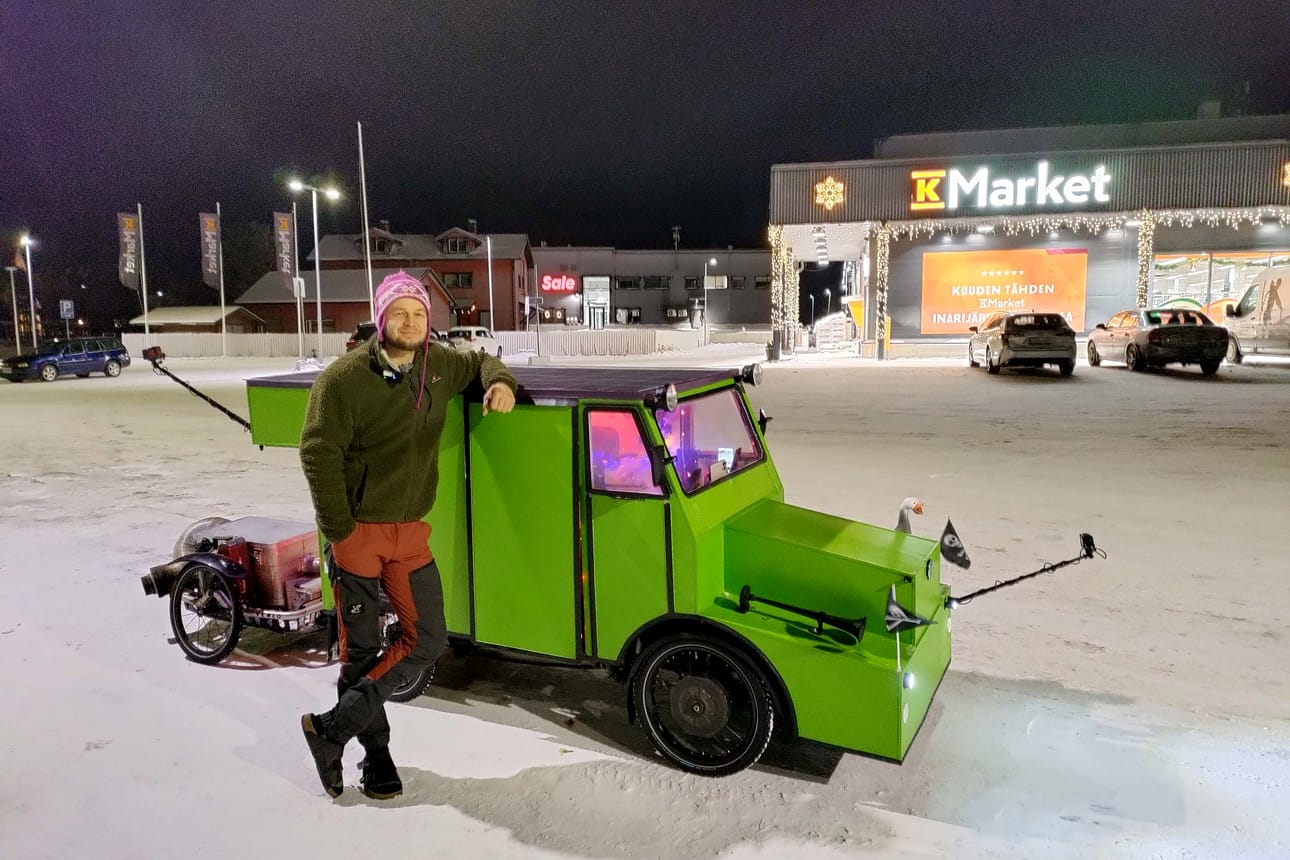 Saksalainen Rene Kreher on ammatiltaan seikkailija, jonka seuraajajoukko tukee matkoilla kulkemista. Tämä reissu vei Nordkappiin ja takaisin asuntopolkupyörällä.
