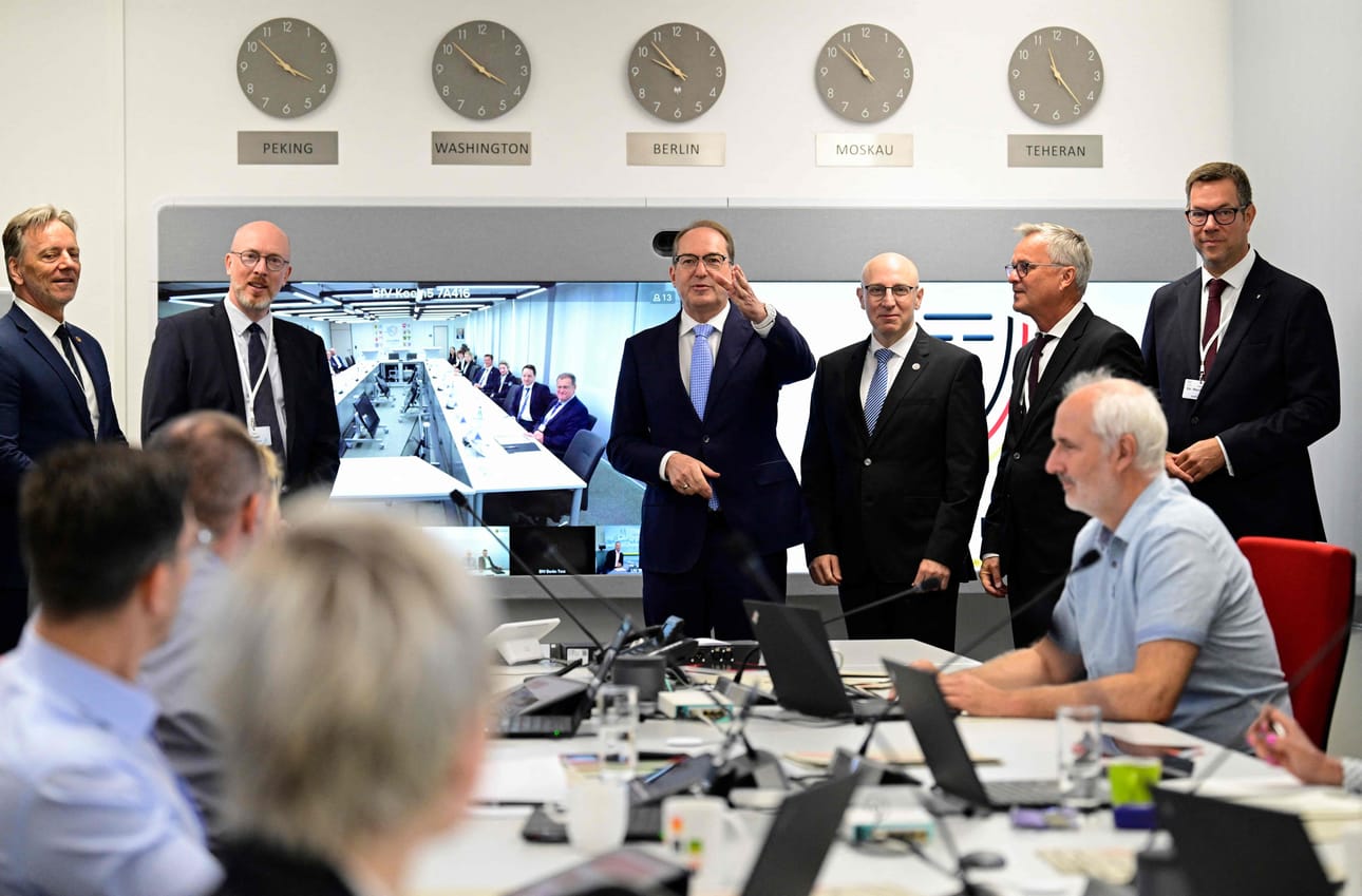 Saksan sisäministeri Alexander Dobrindt ja Saksan liittovaltion perustuslakisuojaviraston johtaja Sinan Selen sekä muu turvallisuuskoneiston henkilökunta esiintyivät tilannehuoneessa Berliinissä kesäkuun 16. päivä.