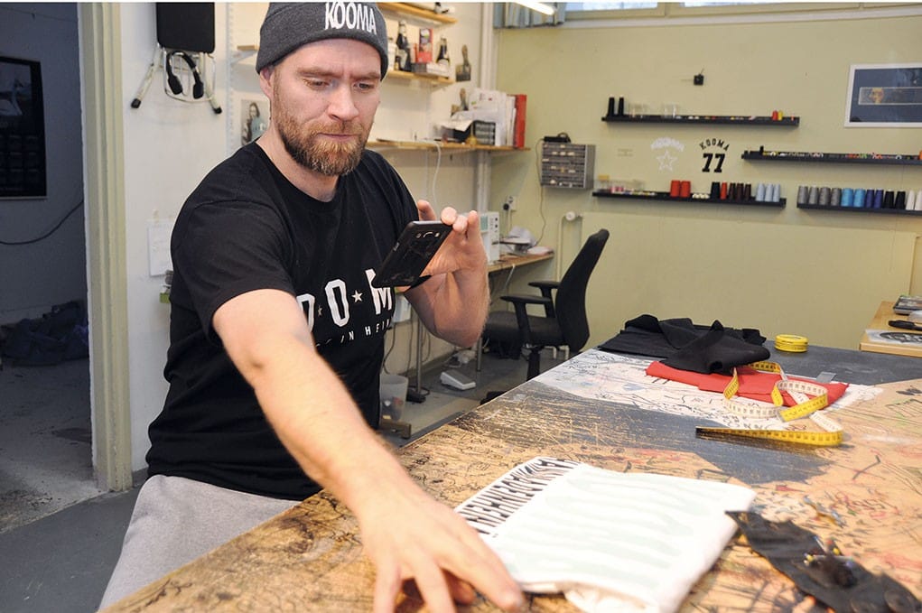 Antti Putkonen viestii itsestään ja elämästään aktiivisesti sosiaalisessa mediassa. Työrytmiä aktiivisuus ei sotke, vaan ennemminkin se tarjoaa vastapainoa arkeen.