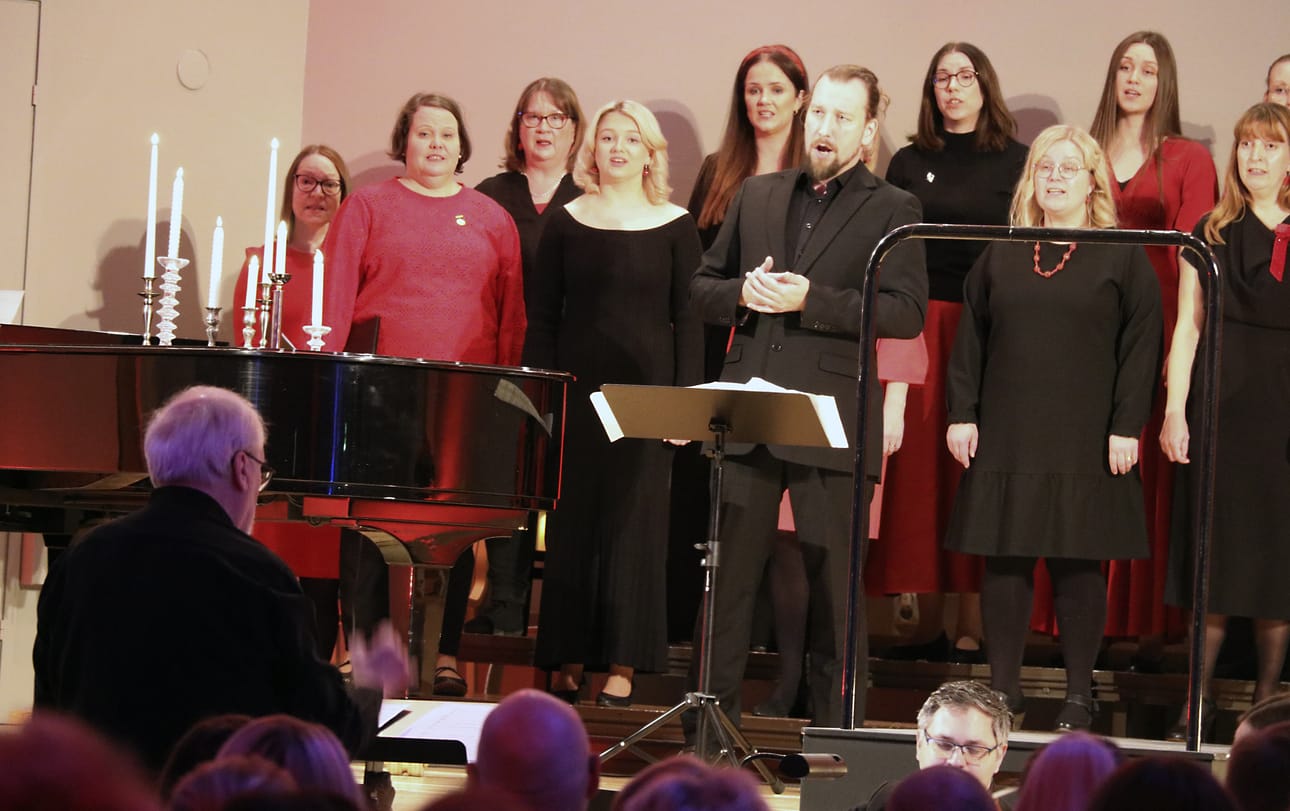 Haapavetislähtöinen bassobaritoni Henri Uusitalo tiesi, että Naiskuoro Välkkeen joulukonsertti herkistää esittäjätkin.