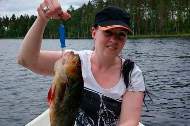 Arja Hotakainen on kalastanut pienestä pitäen. Soinin metsälammella kalastettu ennätysahven painoi yli kaksi kiloa. KUVAT: ARJA HOTAKAINEN