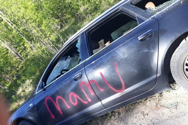 Pahoinpitelyn uhrin autoa, joka jäi tapahtumapaikalle, oli rikottu ja sen kylkeen oli kirjoitettu rasistisia viittauksia. Poliisi on käynnistänyt vahingonteosta rikostutkinnan.
