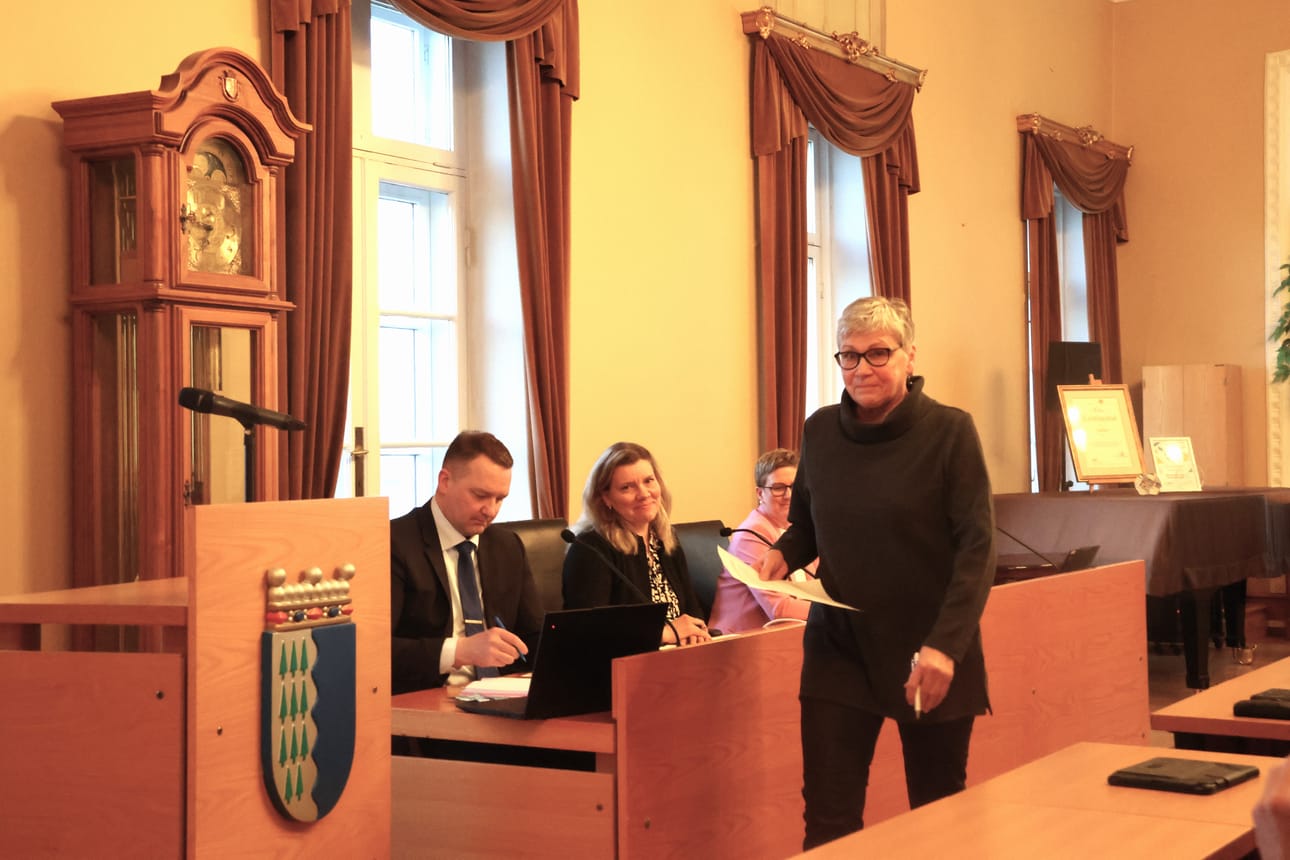 Kristiinalainen kaupunginvaltuutettu Anja Heinänen käveli puhujapönttöön kertomaan aloitteestaan, jonka oli allekirjoittanut seitsemän muutakin päättäjää.