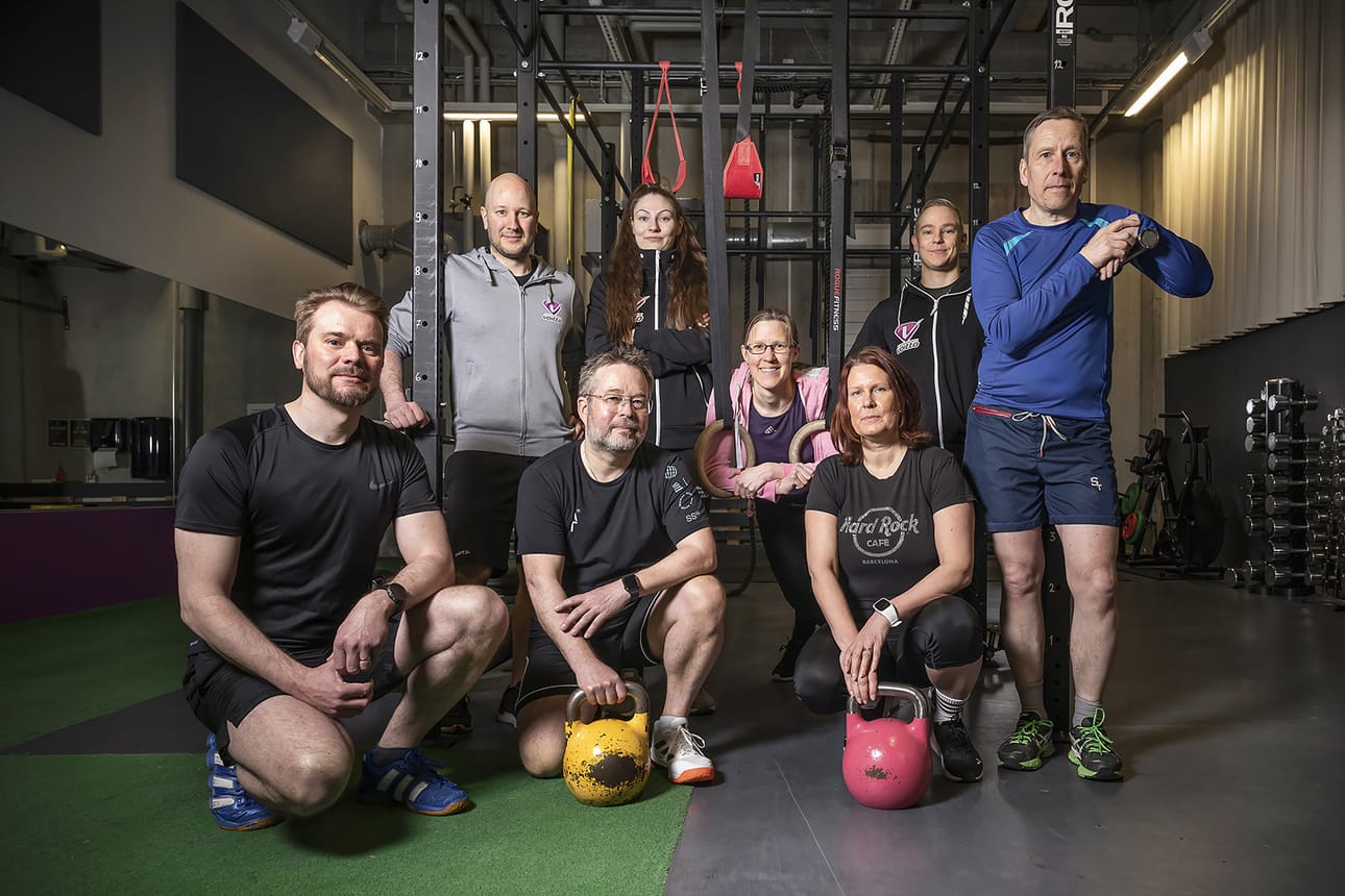 Joonas Hakala (takana vas.), Ronja Paaso-Rantala ja Elias Hirvaskoski ohjasivat ja opastivat Juri Niemikorpea (edessä vas.), Jari Aholaa, Liisi Petterssonia, Minna Råmania ja Esa Jämsää kuntosaliharjoittelun parissa. Kaikki olivat tyytyväisiä kuntosaliharjoitteluun.