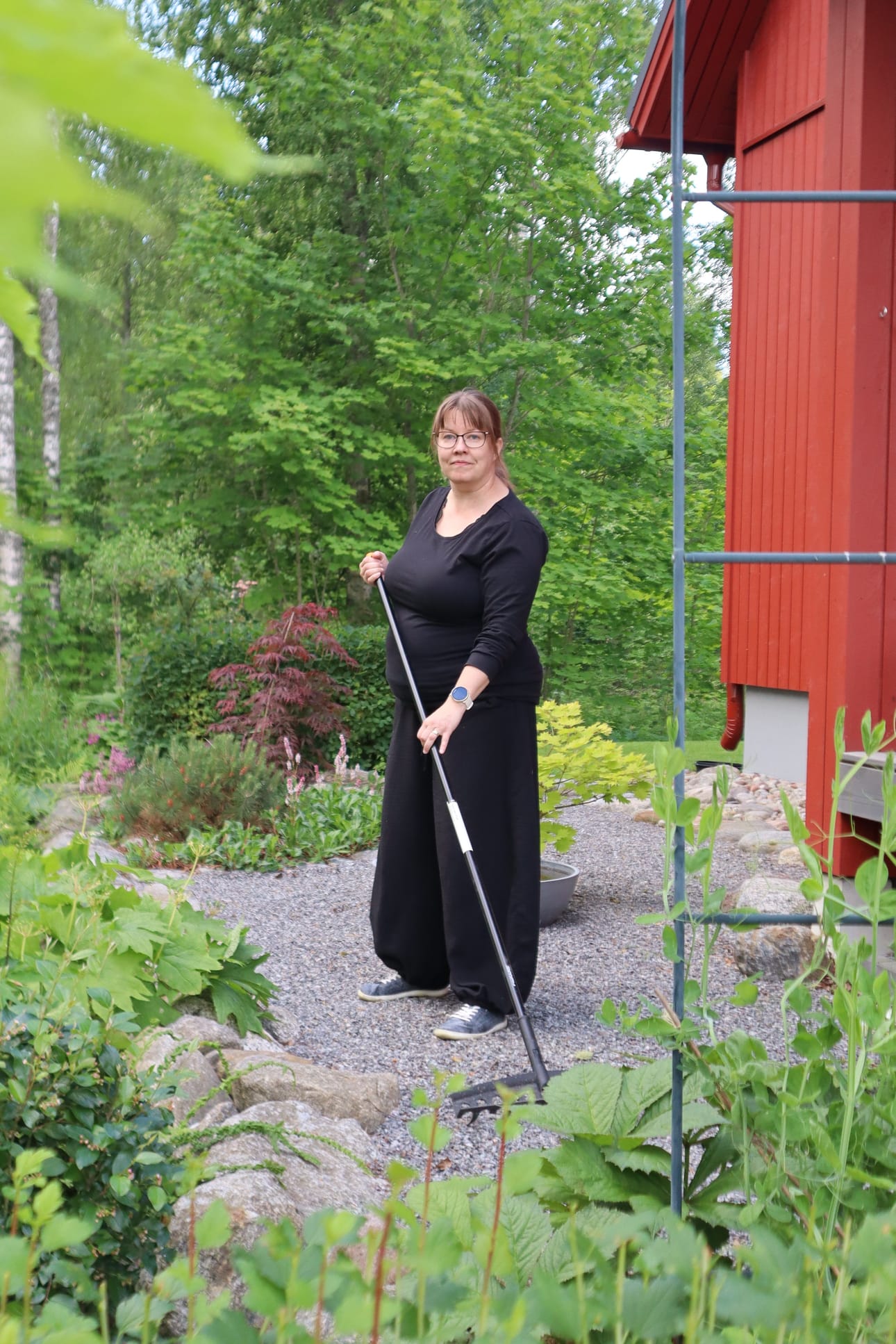 Johanna Granlund on opiskellut puutarhuriksi, mutta tekee nykyään toisen alan töitä. Japanilainen puutarha pysyy helppohoitoisena suodatinkankaan avulla, hän kertoo.