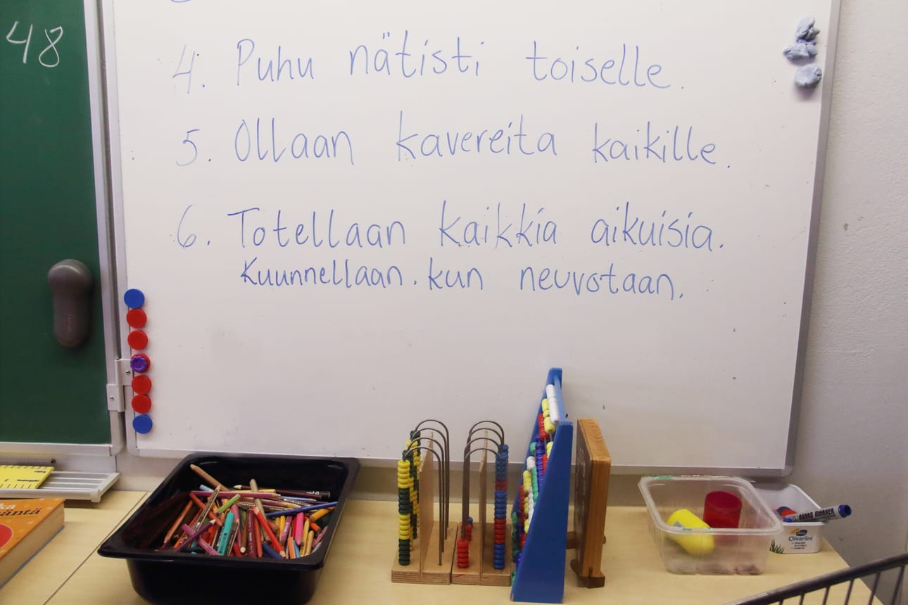 Kuva erään koululuokan ohjetaulusta Mäkirinteen koululta Haapavedeltä. Lähiopetuksen alkaessa uusia ohjeita tulee paljon.