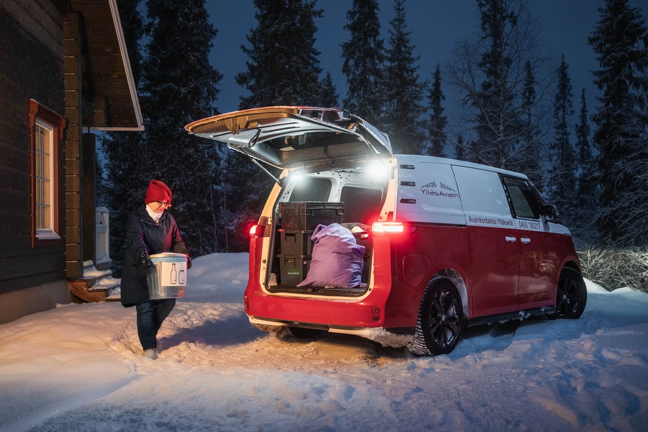 ”On hienoa, kuinka nykyajan auto voidaan rakentaa asiakkaan tarkkojenkin toiveiden mukaan”, Tiina toteaa.