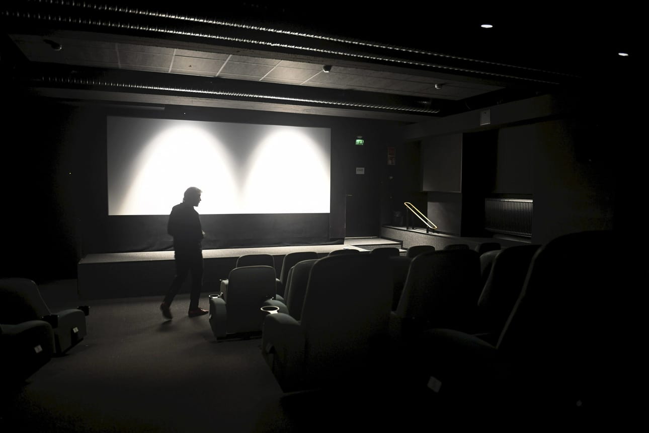 Eri teattereissa katsotaan erilaisia elokuvia. Kuva Helsingin Kino Engelistä. LEHTIKUVA / Emmi Korhonen
