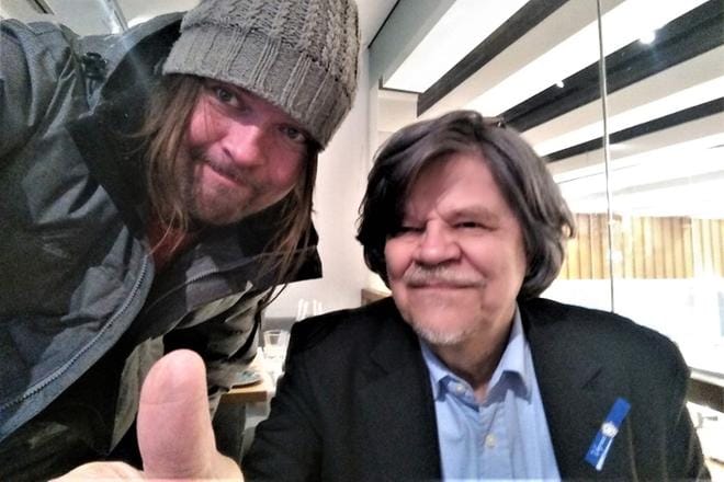 Timo Tapio sai seitsemän sanaa runoa varten myös M. A. Nummiselta. Sen kunniaksi otettiin yhteiskuva. KUVA: TIMO TAPIO
