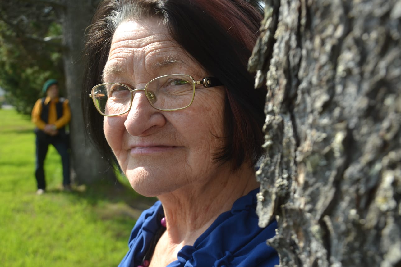 Eeva Holma julkaisi omaelämänkerrallisen runoteoksen. Taustajoukoissa kuvittajana ja kustantajan toiminut Kari Holma.