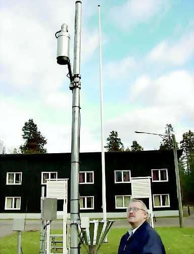 Ultraäänilähetin tolpassa. Lumensyvyyden automaattisen mittaukseen tarvitaan hienoa tekniikkaa, joka ei kuitenkaan vaadi isoa tilaa. Laite kytkeytyy päälle lumisateiden alkaessa.