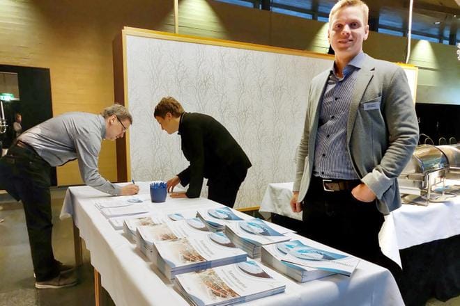 Paavo Laaksonen esitteli Raumalla muun muassa yritysten tuotekortteja. Etelä-Pohjanmaan ja Pohjanmaan seutukaupungeissa on paljon yrityksiä, jotka voisivat olla meriteollisuuden alihankkijoita. KUVA: PIRJO LATVA-MANTILA