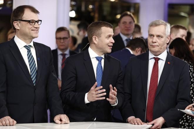 Keskustan puheenjohtaja Juha Sipilä (vas.), kokoomuksen puheenjohtaja Petteri Orpo ja Sdp:n puheenjohtaja Antti Rinne etenevät tasavahvoina eduskuntavaaleihin.