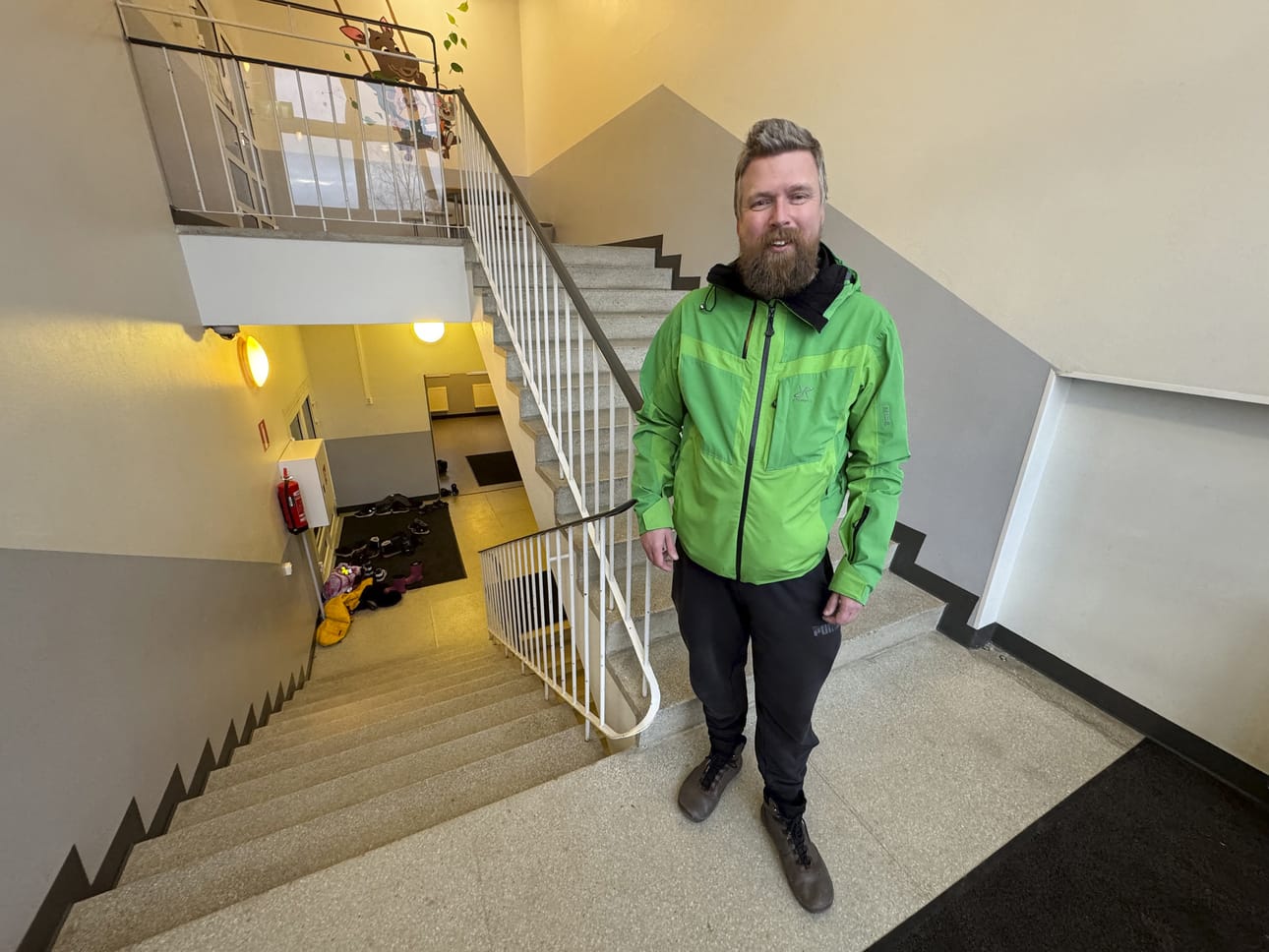 Janne Ponnikas kävi ala-asteen Merijärven Pyhänkosken koulussa ja yläasteen Koivupuhdon koulussa. Nyt hänen työtukikohtansa on Koivupuhdon koulussa koulunuorisotyöntekijänä. Ponnikas työskentelee koulunuorisotyöntekijänä myös Alavieskassa.
