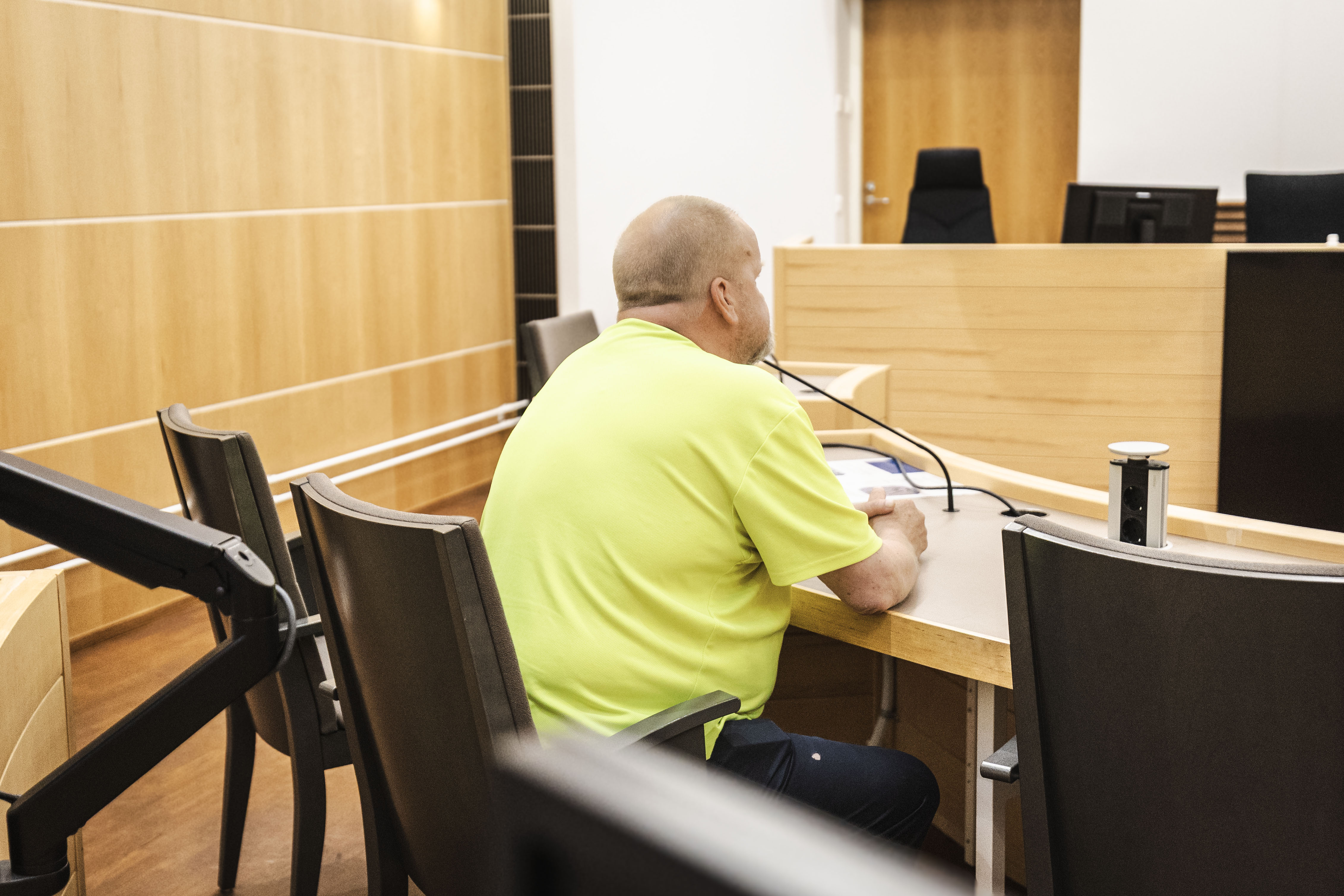 Kai-Pekka Savolaisen murhasta epäilty mies vangittiin – Neljän poliisin saattama epäilty ei peittänyt kasvojaan