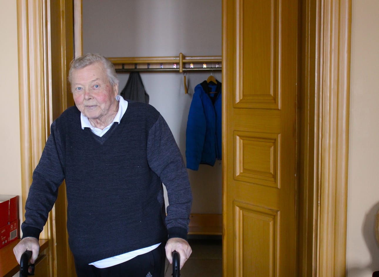 Hans Ingvesgård tulossa Kristiinan kaupunginvaltuuston kokoukseen viime huhtikuussa. Arkistokuva. Minna Zilliacus