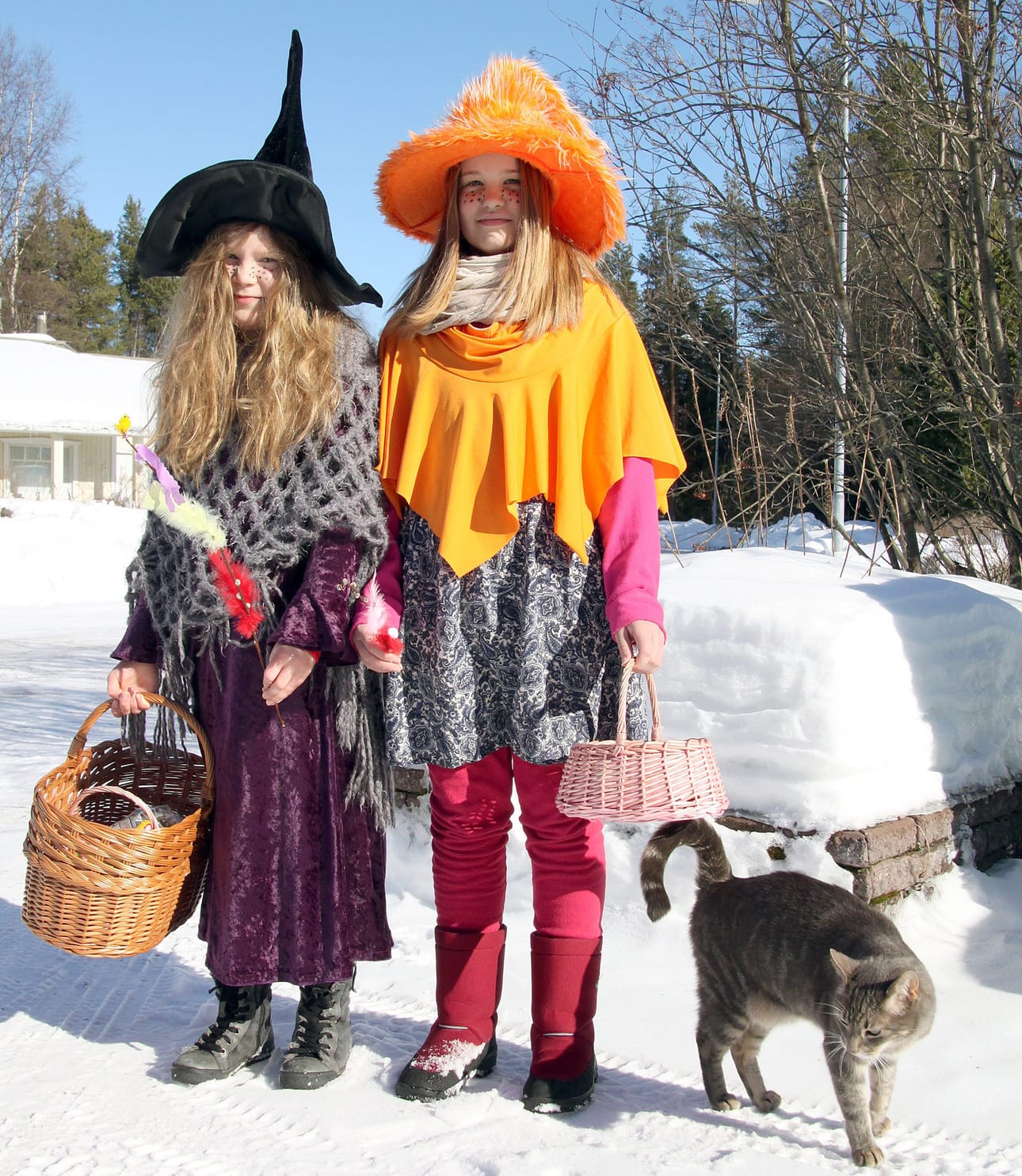 Noitatytöt Marjut (vas.) ja Milla löysivät kissankin mukaansa virpomaan.