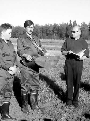 Kesämaisemassa . Päivi Karjalainen (vas) ja Tuula Mustonen lähtivät paljain käsivarsin Saaruan päältä alas 500 metrin pituista kesärinnettä.