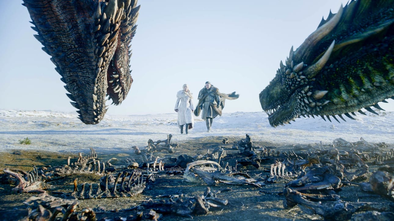 Daenerys Targaryen (Emilia Clarke) ja John Snow (Kit Harrington) ratsastavat lohikäärmeillä Game of Thrones -sarjan viimeisellä kaudella.