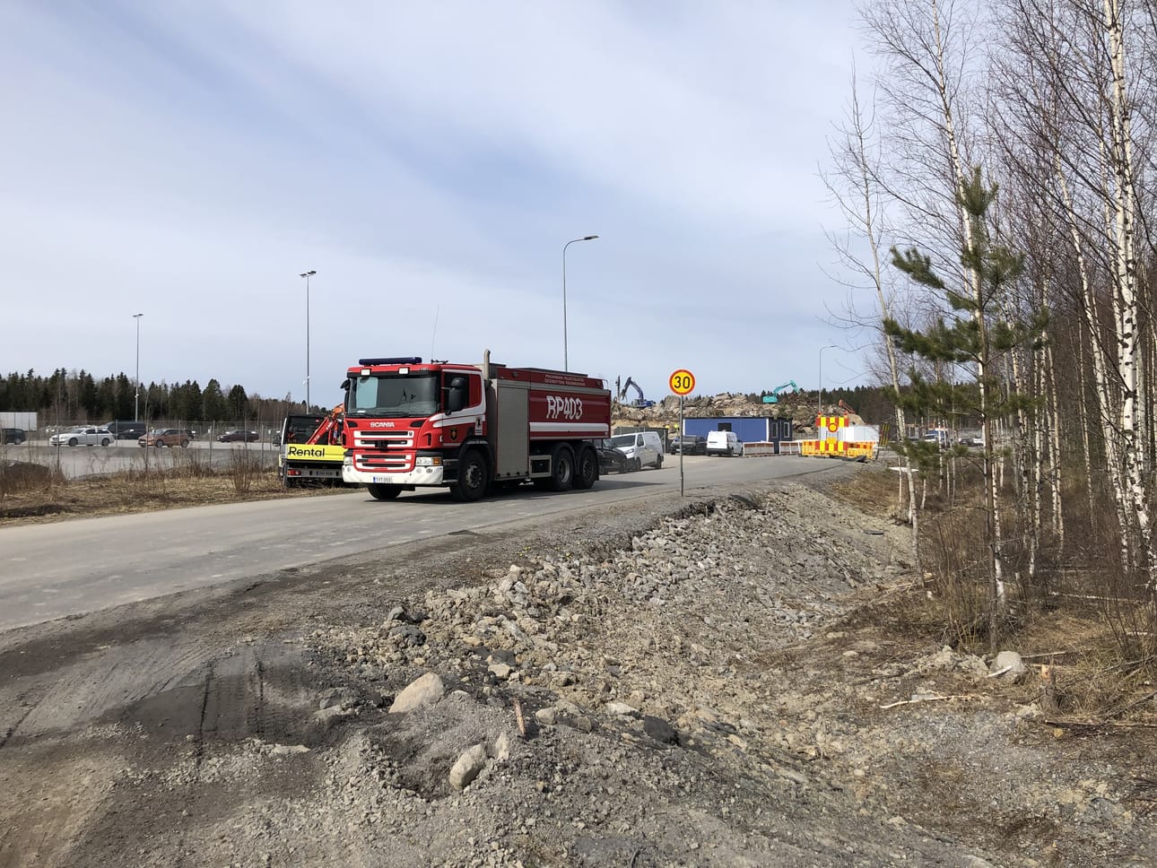 Paloautot ajoivat datakeskustyömaan suljetun tien kautta. Työmaan vieressä sijaitseva Kuriirintie on suljettu yleiseltä liikenteeltä.