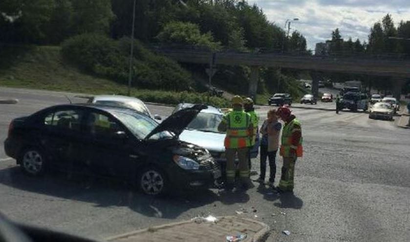 Kolme henkilöautoa kolaroi miljoonamontussa keskiviikkona.