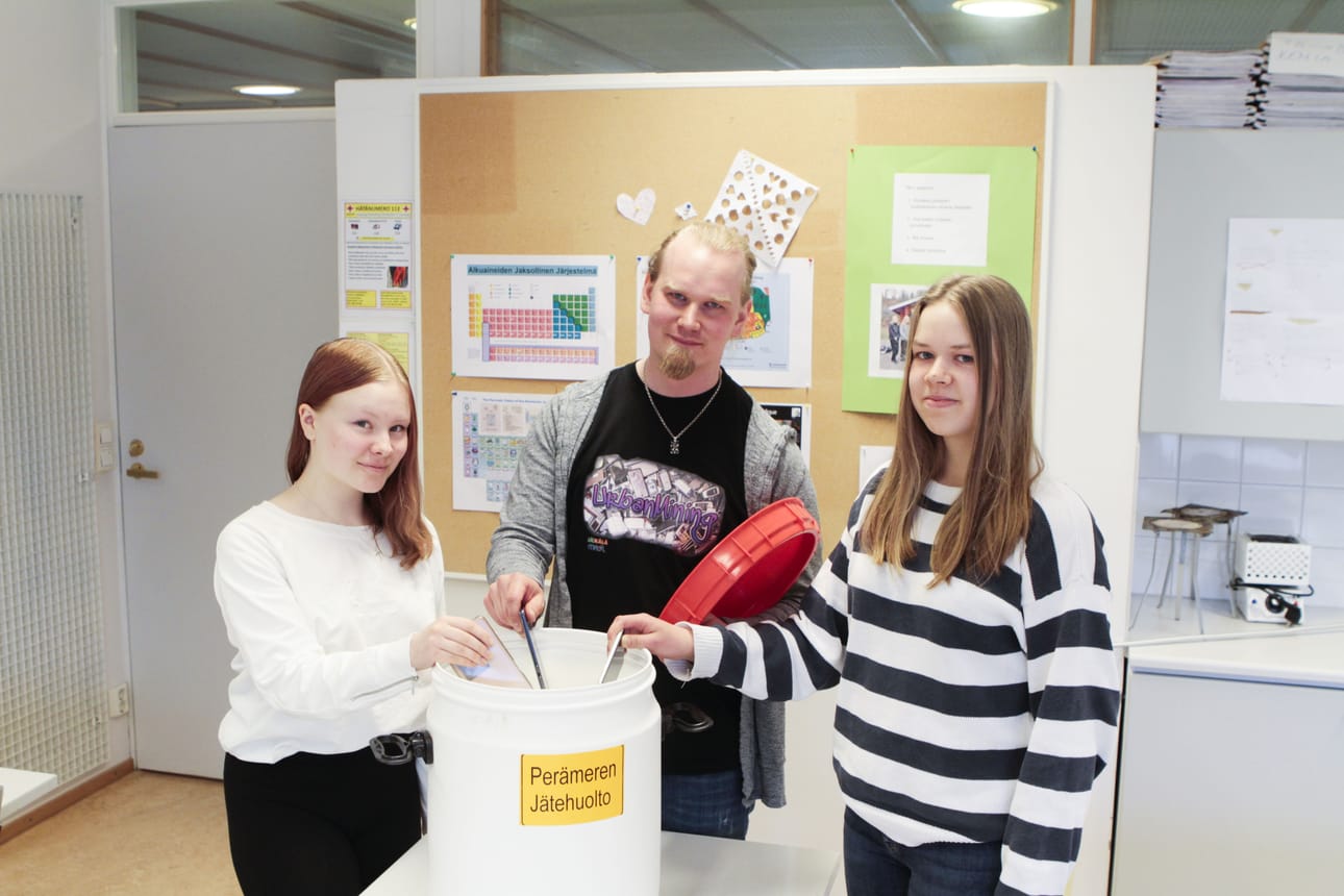 Kännyköitä kierrätetään muun muassa Keminmaan yläkoululla. Kuvassa Joanna Sipilä, Erkki Lohiniva ja Liisa Huhta.