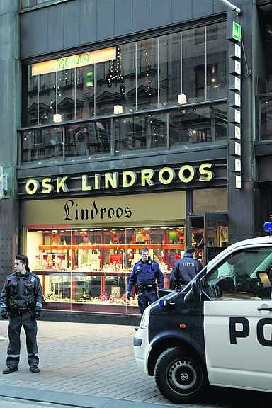 Poliisi otti iltapäivällä kiinni kaksi miestä epäiltynä osallisuudesta ryöstöön.