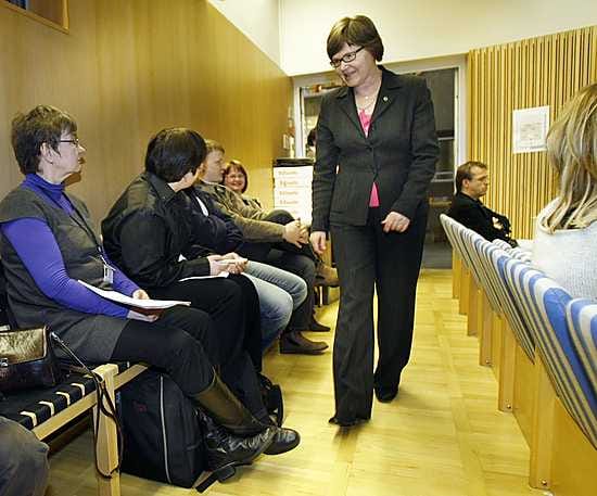 Yli-Iin kunnanjohtaja Rauni Nokela oli maanantaina paikalla kuuntelemassa Oulun kaupunginvaltuuston päätöstä.