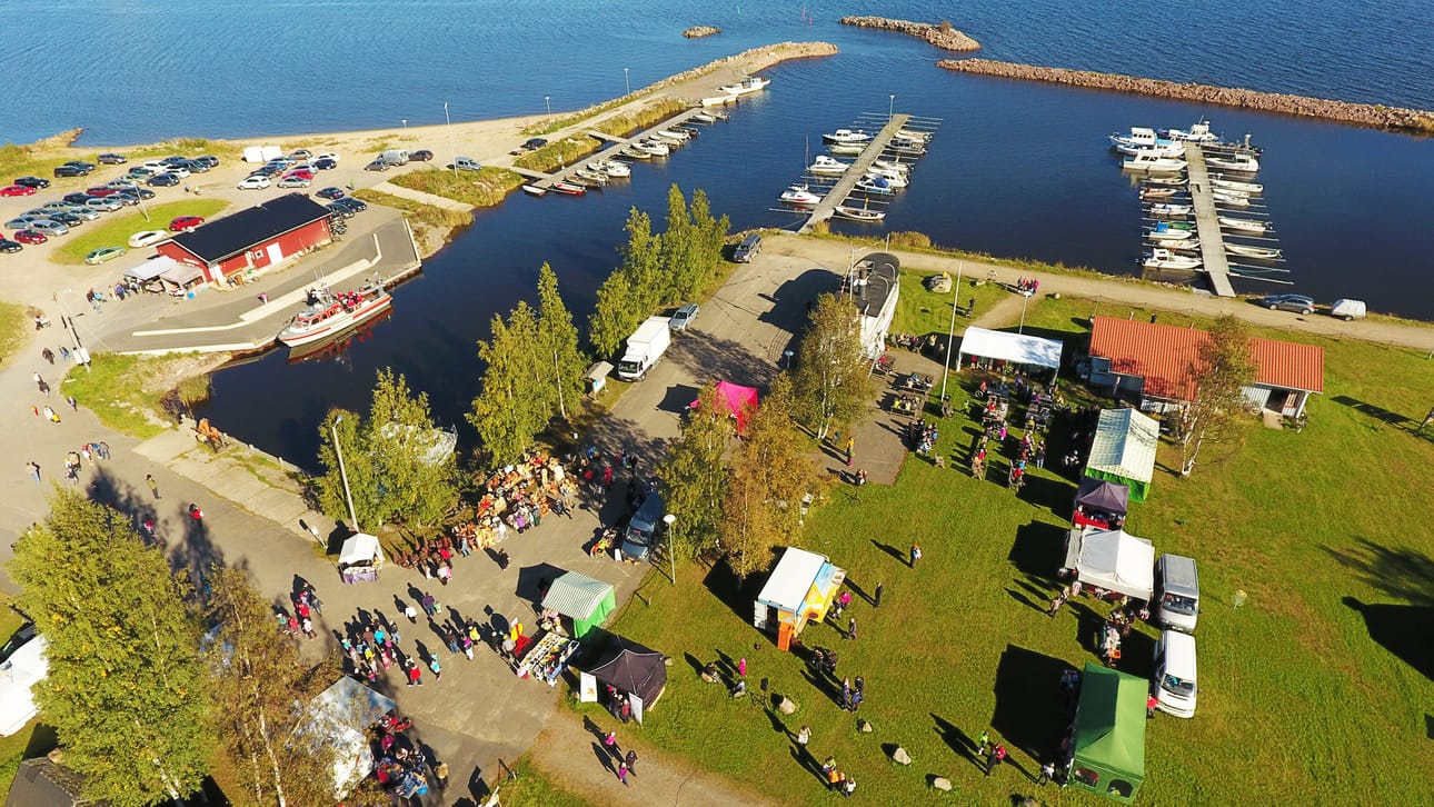 Varjakassa järjestetyt perinteiset Ahvenmarkkinat keräsivät hyvän joukon myyjiä.
