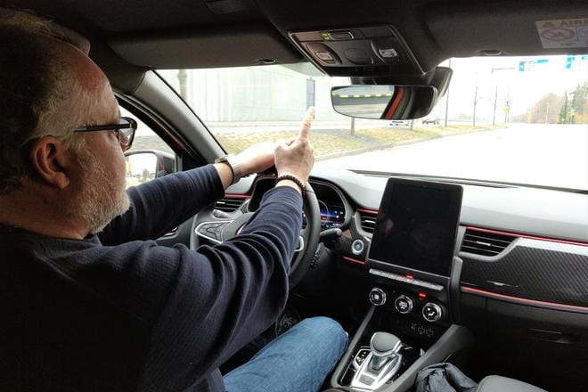 Jiri Kattelus neuvoo seuraamaan tiehen maalattuja ja tien yläpuolisia nuolia ja opasteita. Niiden perusteella kaistan voi valita ajoissa ja ehkä välttää turhan pysäyttämisen.