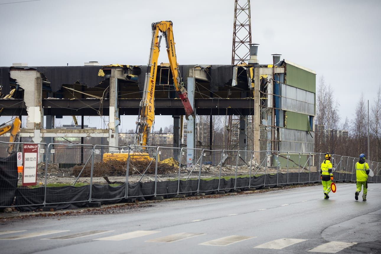 Kaivinkoneet irrottivat viimeisiä osia Wärtsilän vanhasta kakkostehtaasta marraskuun puolivälissä. Liikenne ohjattiin turvallisemmille reiteille, kun jäljellä olevan seinän ja katon viimeiset osat irrotettiin.