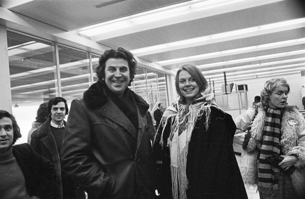 Maanpaossa elänyt Mikis Theodorakis otti Arja Saijonmaan mukaansa maailmankiertueelle 1970-luvun alussa.