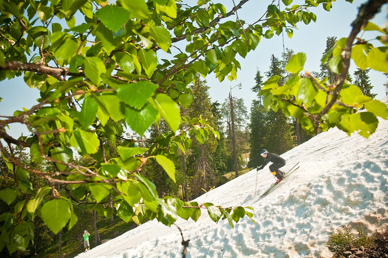 Rukalla on lasketeltu parhaimmillaan vielä 17. kesäkuuta. Kuva vuoden 2011 freestyle-maajoukkueen kesäleiriltä.